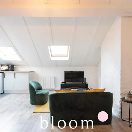 Face A La Gare Tres Bel